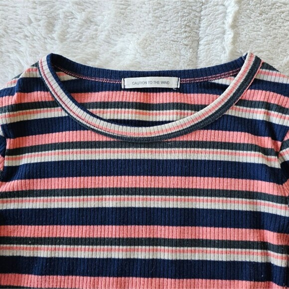 Ladies Small Cropped shirt by Cition to the Wind. - Picture 3 of 3